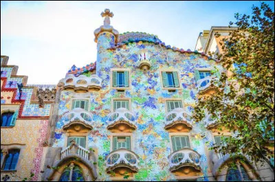 Dans quelle ville se situe la Casa Batlló, un édifice moderniste très coloré de l'architecte Antoni Gaudí ?