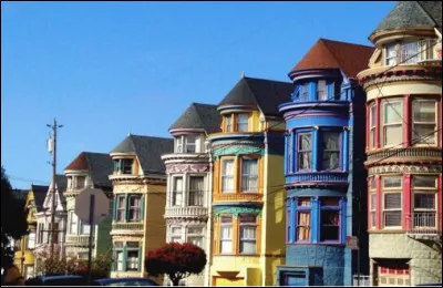 Dans quelle ville sont situées les Dames Peintes, un ensemble d'édifices colorés de style victorien ?