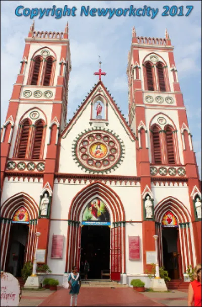 Dans quel ancien comptoir français de l'Inde se situe la Basilique du Sacré-Coeur de Jésus, construite en 1902 ?