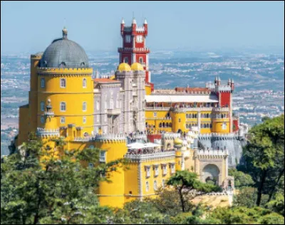 Dans quel pays se situe le palais national de Pena construit en 1838 sur l'une des cimes des monts de Sintra ?