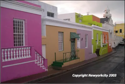 Dans quelle ville se situe la quartier malais Bo-Kaap, un ensemble d'édifices colorés, au pied de la montagne de la Table ?