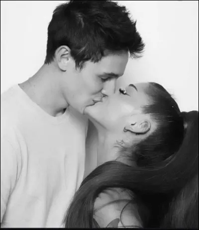 Elle s'est fiancée avec Dalton Gomez.