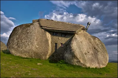 O&ugrave; en Europe se situe cette incroyable maison en pierre ?