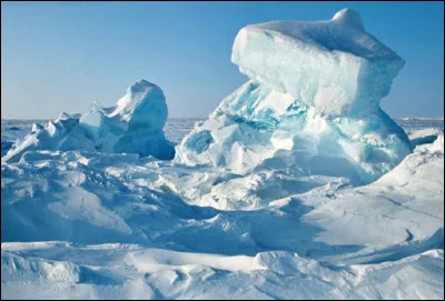 Quel pôle n'est qu'une couche de glace et ne repose pas sur une terre ?
