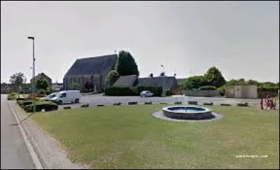 Voici une vue de l'église Saint-Didier de Magny. Commune du Centre-Val-de-Loire, dans l'arrondissement de Chartres, elle se situe dans le département ...