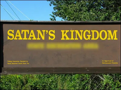 Ce panneau est-il un avertissement ou ... ? La 2e ligne précise que le "Royaume de Satan" est ...