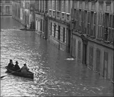 28 janvier 1910 : 
On n'avait plus vu cela depuis 1658. Une crue énorme envahit Paris. Plus de 20 000 caves furent inondées. Des rues transformées en cours d'eau polluèrent la ville par le reflux des égouts. Les gens se déplaçaient en barque. Sous le pont d'Austerlitz, à combien la Seine monta-t-elle au maximum de la catastrophe ?