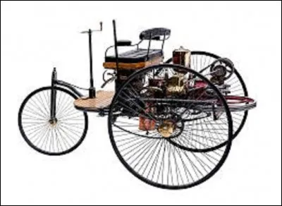 29 janvier 1886 : 
Connu pour être la première automobile, quel inventeur déposa le premier brevet d'un tricycle équipé d'un moteur à explosion monocylindre à allumage électrique, d'une boite de vitesse et d'un différentiel ?
