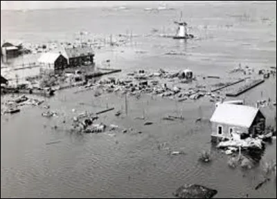 31 janvier 1953 : 
Dans la nuit du 31 janvier au 1er février, la tempête en mer du Nord entraîna la rupture des digues protégeant les Pays-Bas. Combien les inondations, qui touchèrent 160 000 hectares, firent-elles de morts, environ ?