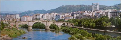 Dans quel pays se trouve Orense, ville de 100 000 habitants ?