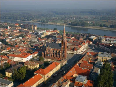 Dans quel pays se trouve Osijek, ville de 90 000 habitants située sur les rives de la Drave ?