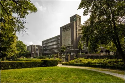 Ville allemande de 210 000 habitants, ancien grand centre houiller et sidérurgique, située dans la Ruhr, entre Essen et Duisbourg :
