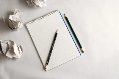 Quel mot signifie : "qui correspond par lettres, qui aime écrire des lettres" ?