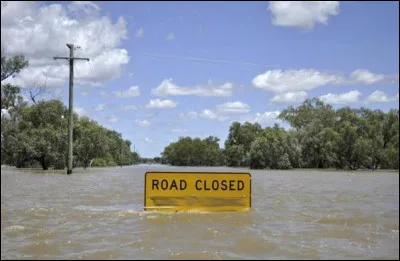 Il semble que cette route soit effectivement fermée... pour cause ... (Complétez !)