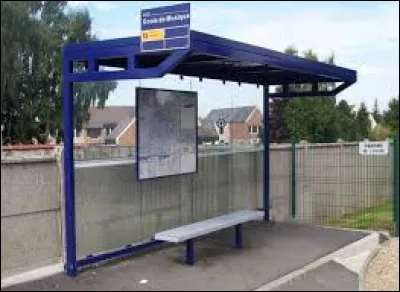 Comment appelle-t-on l'élément de mobilier urbain permettant de s'abriter afin d'attendre son transport en commun ?