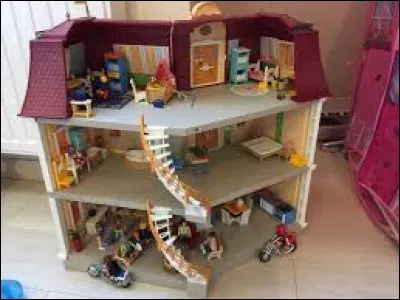 Comment se nomme la marque de cette maison géante ?