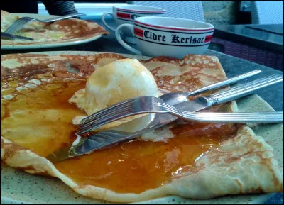 On connaît cette fête surtout en tant que jour des crêpes.
Vous voulez vous régaler avec de bonnes crêpes bretonnes sucrées. Quelle farine allez-vous utiliser pour la confection de la pâte ?