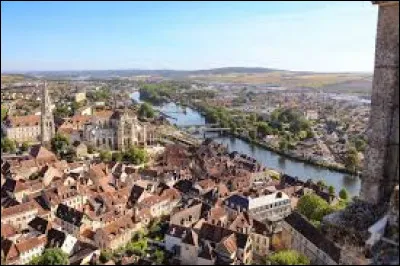 Dans quel département se situe Auxerre ?