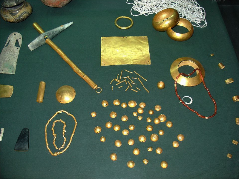 5e > 4 600 avant J-.C. est la date des plus anciens bijoux en or trouvés au monde à ce jour : ils proviennent de la nécropole de cette ville, aujourd'hui capitale maritime de ce pays !