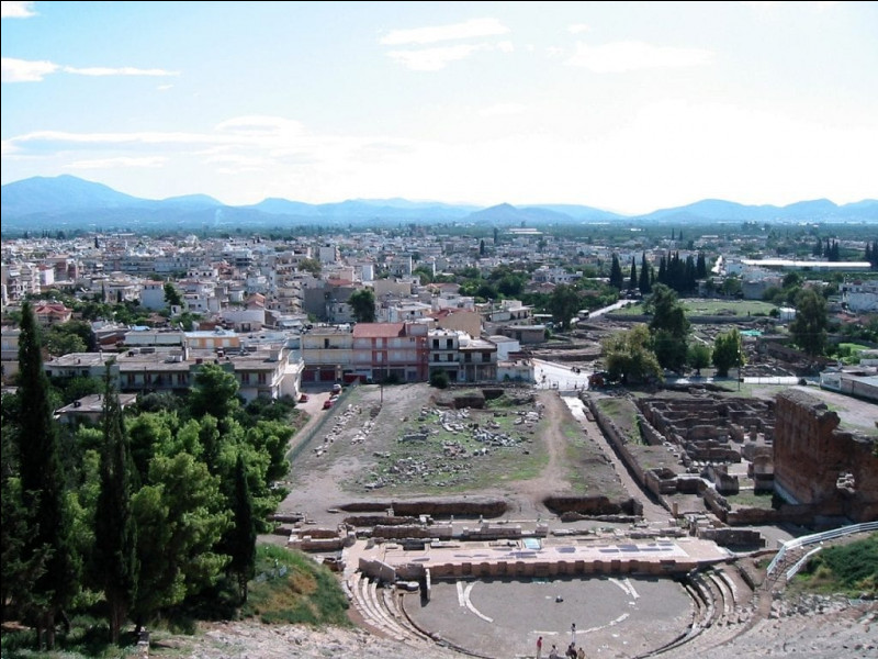 2e > Site occupé par les Pélasges, selon Homère, dès le Ve millénaire, la cité actuelle tient son nom d'une racine grecque "arg-" signifiant... . Quel est son nom ?
