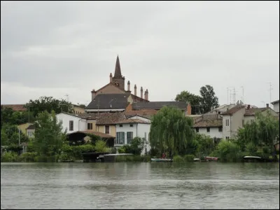 9e > Bâtie sur le Mincio vers - 2 000, cette ville fut dominée par les Étrusques au VIe s. Son nom pourrait venir de "Mantus", divinité équivalente au dieu grec ... : Quelle est-elle ?
