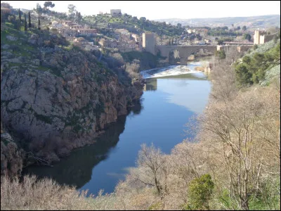 Dans la mythologie égyptienne, de quel animal le Sphinx, souvent représenté en statue, a-t-il le corps ?