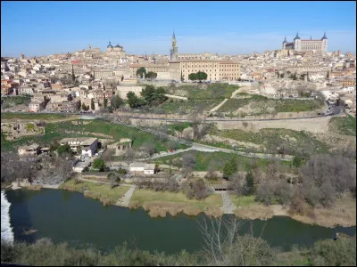 Dans l'art antique grec, quel nom spécifique donne-t-on à une statue représentant le corps d'un homme nu ?