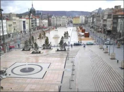 La Place de Jaude se trouve  :