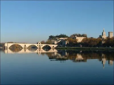 Le Pont Saint-Bnzet est mieux connu sous le nom de Pont...