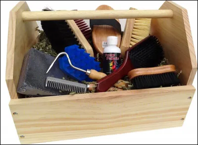 Quelle brosse se passe en longs coups doux sur tout le corps du cheval, y compris la tête, les membres et les crins ?