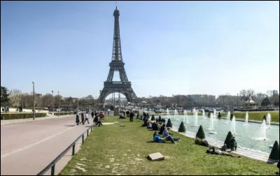Qui est l'auteur (ami de Brassens) de ''Paris au mois d'août'' ?
