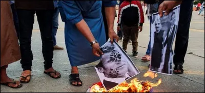 Des manifestants libyens ont brûlé le portrait de...