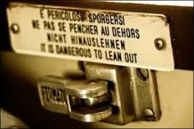 Que signifie la phrase allemande "Nicht hinauslehnen" que l'on trouve sur les portes des trains ?