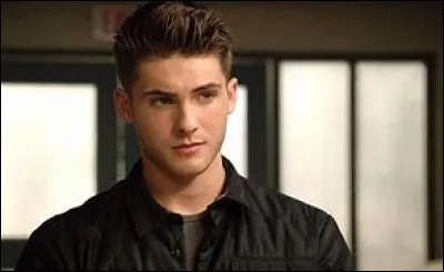 En quelle classe Theo a-t-il connu Scott et Stiles ?