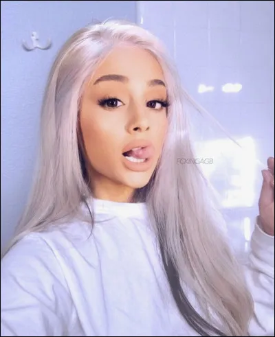 À quelle fréquence Ari poste-t-elle des selfies ?