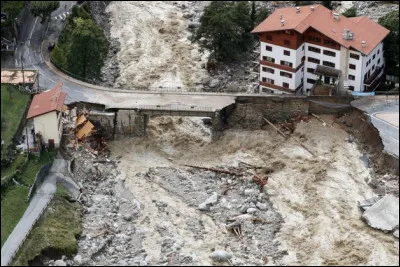Le 2/3 octobre, la tempête ---- fait rage dans le sud de la France et dans plusieurs pays d'Europe. Complétez.