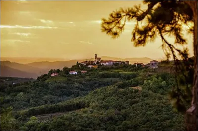 On dirait une gravure de mode ! Comme dans le catalogue "Burda", sauf qu'il lui manque une lettre, à ce village : laquelle ?