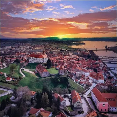 P... ! Non, je ne crache pas dans la soupe, mais dire qu'il y a des villes qu'on dit "roses", chez nous en France...