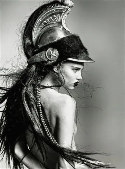 Quel est le surnom guerrier de la déesse Athéna ?