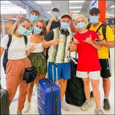 Comment les deux premiers youtubeurs ont-ils rencontré les trois autres membres de la Team Croûton ?