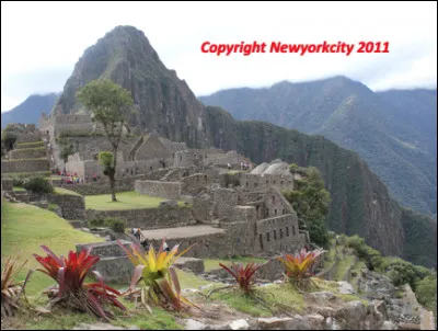 Quel est ce monument emblématique du Pérou, une ancienne cité Inca du XV siècle situé à 2 438 mètres d'altitude sur un promontoire rocheux ?