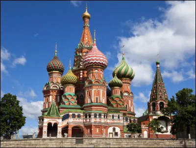 Quel est ce monument emblématique de la Russie, une cathédrale construite en 1555 à Moscou, symbole de l'architecture traditionnelle russe ?