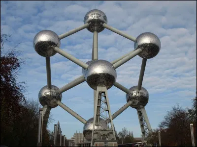 Quel est ce monument emblématique de la Belgique, construit en 1958 à Bruxelles. Il représente la maille du cristal de fer ?