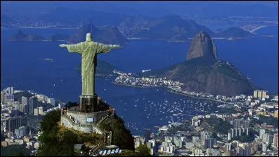 Quel est ce monument emblématique du Brésil, un Christ qui surplombe Rio depuis le sommet du Corcovado ?