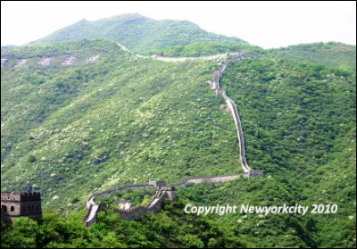 Quel est ce monument emblématique de la Chine, un ensemble de fortifications qui s'étend sur 8 851 kilomètre de long ?