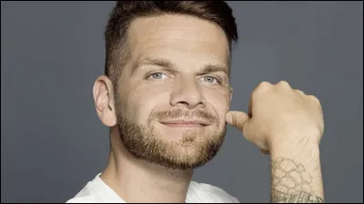 En 2016, avec quel chanteur fait-il un featuring et apparaît dans l'un de ses clips ?