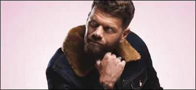 Avec quelle jeune chante-t-il le titre " C'est bientôt Noël" ?