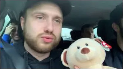 Comment s'appelle son doudou sur la photo ?