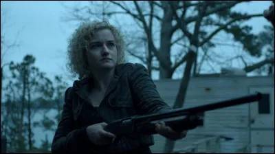 Quel est le personnage joué par Julia Garner ?