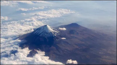 Altitude  À quelle altitude s'élève le Popocatepetl ?